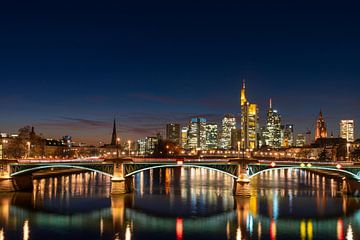 Skyline Frankfurt zur Blauen Stunde von Christian Klös