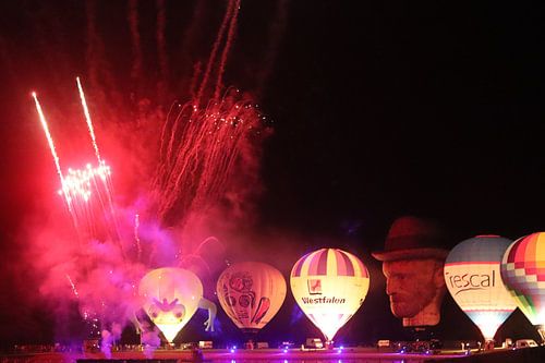 Luchtballonnen met vuurwerkshow