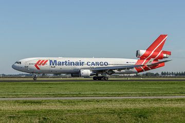 Take-off van een Martinair Cargo MD-11 (PH-MCP).