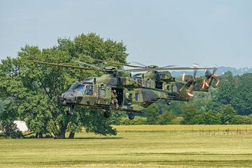 Landing van twee Duitse NH-90 helikopters. van Jaap van den Berg
