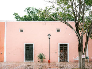Die rosa Wand | Reisefotografie in Valladolid Mexiko