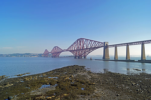 De Forth Bridge is een dubbelsporige spoorwegbrug over de Firth of Forth