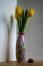 Verse gele tulpen in ranke roze vaas van Susan Hol thumbnail