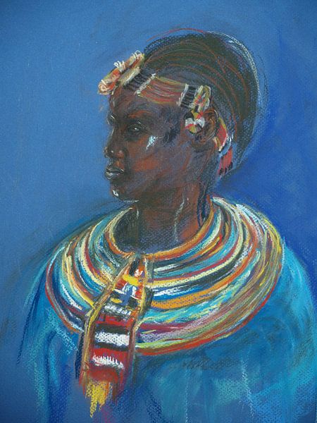 Porträt einer kenianischen Frau. Bunt verziert. von Ineke de Rijk