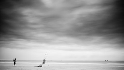 The lonely fisherman (Zwart wit)