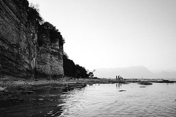 De kustlijn van Sirmione | Reisfotografie Italië van Inge de Lange