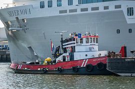Schlepper Waterpoort am Kreuzfahrtschiff Silver Nova von Jan Georg Meijer
