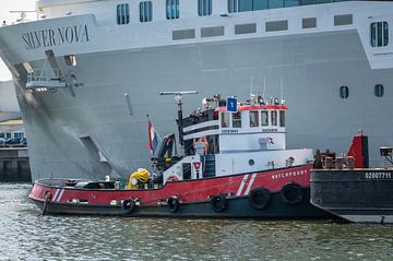 Sleepboot Waterpoort bij Cruiseschip Silver Nova van Jan Georg Meijer