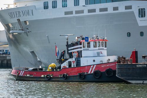 Tug Waterpoort at cruise ship Silver Nova