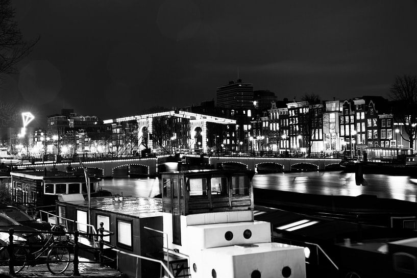 De Amstel brug met boten in Amsterdam  zwart-wit von Dexter Reijsmeijer