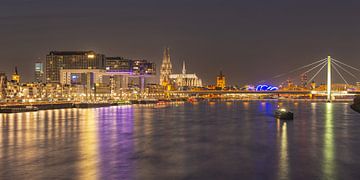 Panorama vanaf de zuidelijke brug op Rheinauhafen met kraanhuizen, kathedraal en Severinsbrücke, Keu