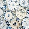Mix aus blauen und weißen alten französischen Tellern von Blond Beeld