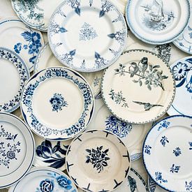 Mix aus blauen und weißen alten französischen Tellern von Blond Beeld