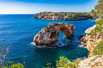 Beroemde natuurlijke rotsboog, Es Pontas, op Mallorca, Spanje Balearen van Alex Winter