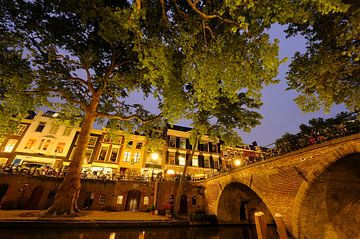Oudegracht in Utrecht met Weesbrug van Donker Utrecht