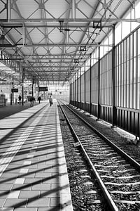 Eindhoven Architektur in Schwarz-Weiß. Eindhoven Bahnhof.