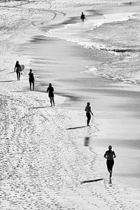 Joggers op Bondi Beach van Rob van Esch