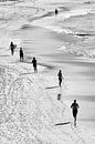 Joggers op Bondi Beach van Rob van Esch thumbnail