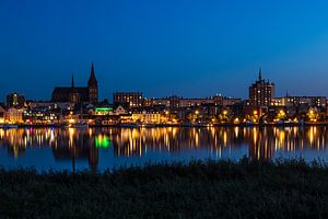 Blick über die Warnow auf die Hansestadt Rostock bei Nacht