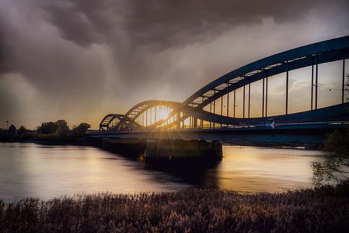 Zacht avondlicht bij de Elbe bruggen