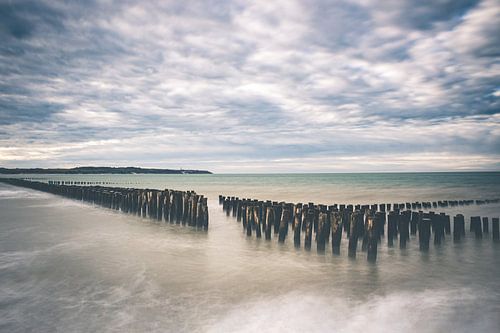 Longue exposition des perches à moules sur la Côte d'Opale en France
