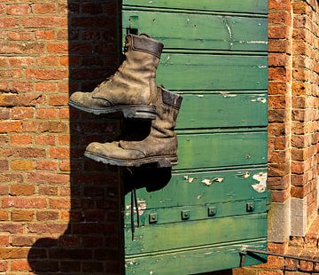 Wanderstiefel auf einer verwitterten Luke von Corrie Ruijer