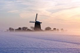 Traditionele molen op het platteland in de mist en sneeuw in Nederland by Eye on You