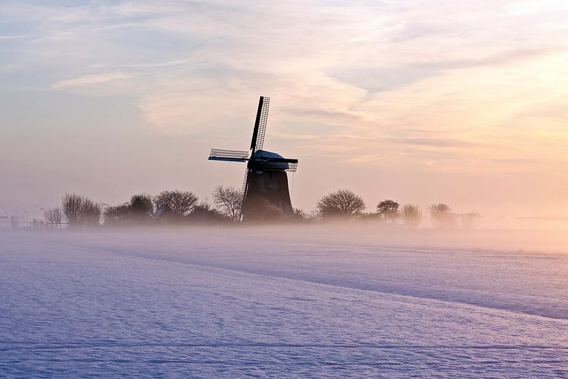 Traditionele molen op het platteland in de mist en sneeuw in Nederland van Eye on You