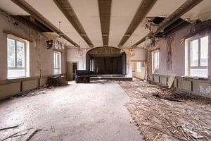 Verlassenes Klavier. von Roman Robroek – Fotos verlassener Gebäude