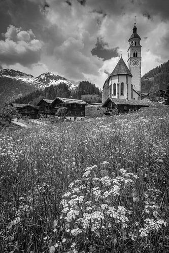 Bedevaartskerk Maria Schnee en oude boerderijen in Obermauern, Oost-Tirol