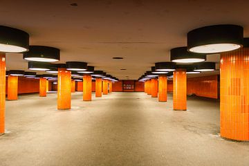 Ondergronds station met oranje zuilen van Alexander Baumann