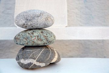 Pile zen de pierres et de rochers sur un fond ancien sur Trinet Uzun