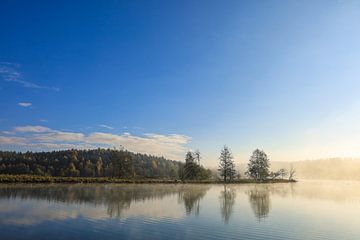 Uferlandschaft Schwackenreuter Seen an einem Morgen im Herbst - Mühlingen von BlattArt - Christine Horn
