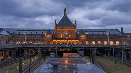 Der Kopenhagener Hauptbahnhof zur blauen Stunde, Dänemark von PhotoCluster