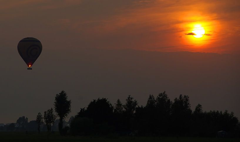 montgolfière dans la lumière du soir par tiny brok