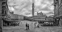 Siena - Piazza del Campo op een mooie lente ochtend - zwartwit van Teun Ruijters thumbnail