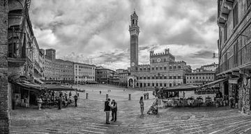 Siena - Piazza del Campo op een mooie lente ochtend - zwartwit