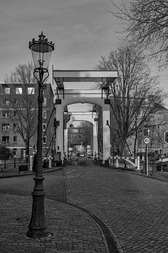 Houten brug bij Zandhoek Amsterdam van Peter Bartelings