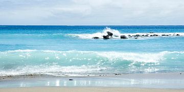 Azuurblauwe golven slaan neer op het strand van Tenerife. by Hannie Bom