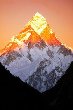 Zonsondergang over een besneeuwde piek van Poster Art Shop