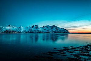 Verschneite Winterlandschaft Sonnenuntergang auf den Lofoten in Norwegen von Sjoerd van der Wal Fotografie