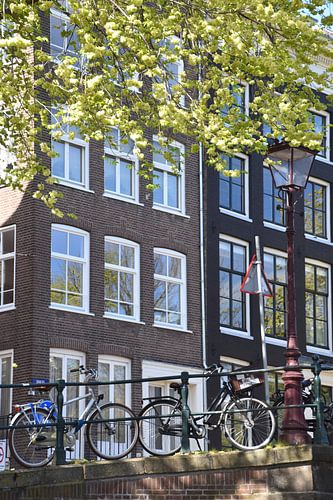 Een straat in de stad op een lenteochtend