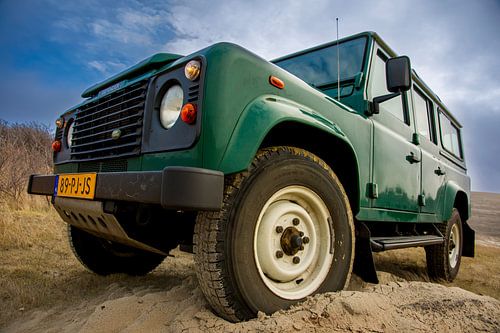 Landrover Defender in het zand