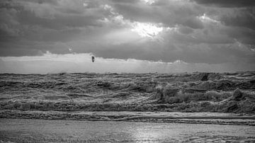Strand, wind en zee in zwart wit