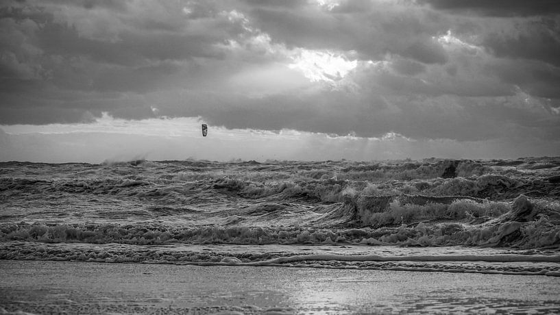 Plage, vent et mer en noir et blanc par Dirk van Egmond