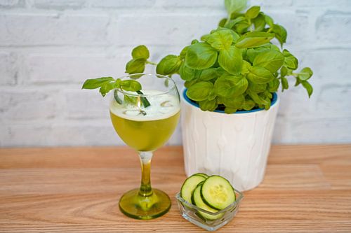 komkommer gin basilicum crash in een glas.
