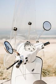Sommerliche Vespa am Meer – Minimalistisches italienisches Flair an der Küste von Nienke van Denderen