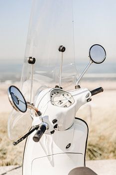 Sommerliche Vespa am Meer – Minimalistisches italienisches Flair an der Küste