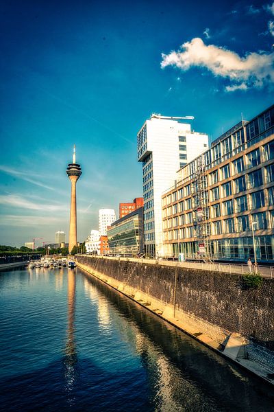 Düsseldorf Media Harbour Reflectie Rijn Toren en Gehry Gebouwen van Dieter Walther