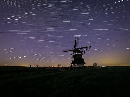 Molen in de nacht! met geweldige startrail op de achtergrond
